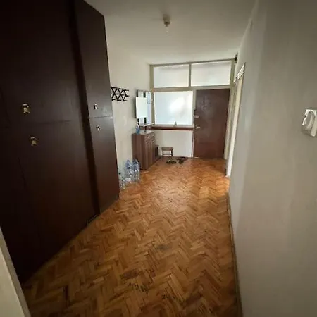 Makedonya, Ueskuep'te Kiralik *